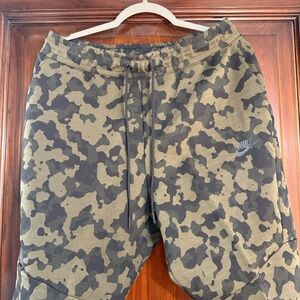 Nike tech large green camo